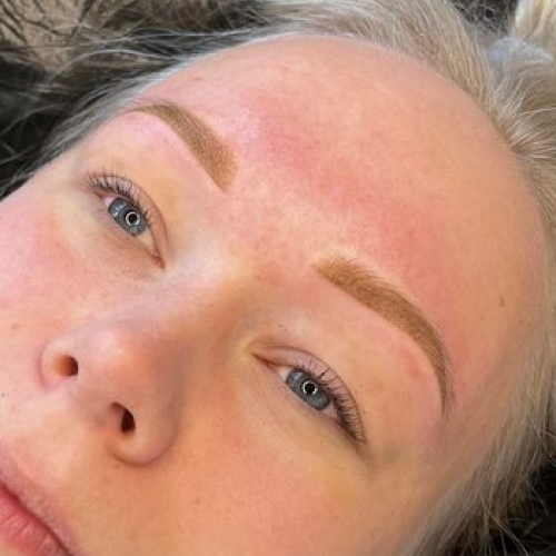 Permanent makeup på øjenbryn udført i skønhedssalon i Gudbjerg