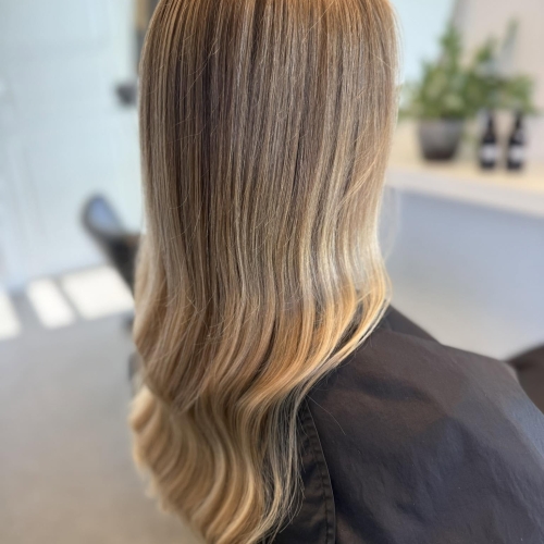 Naturlige reflekser i håret lavet ved salon i Gudbjerg ved Ringe