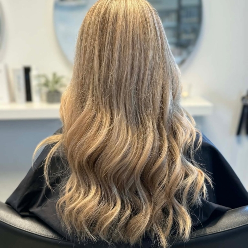 Reflekser i håret lavet ved salon nær Hesselager