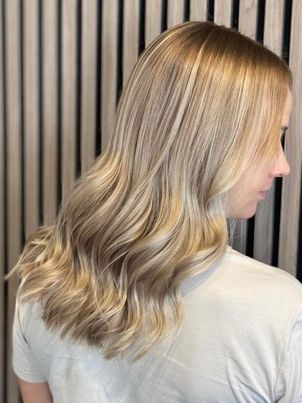 Blond balayage hos frisør nær Ringe og Svendborg