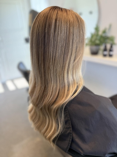 Naturlige reflekser i håret lavet ved salon i Gudbjerg ved Ringe