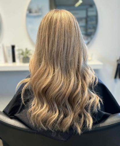 Langt blondt hår med bløde bølger hos frisør nær Hesselager