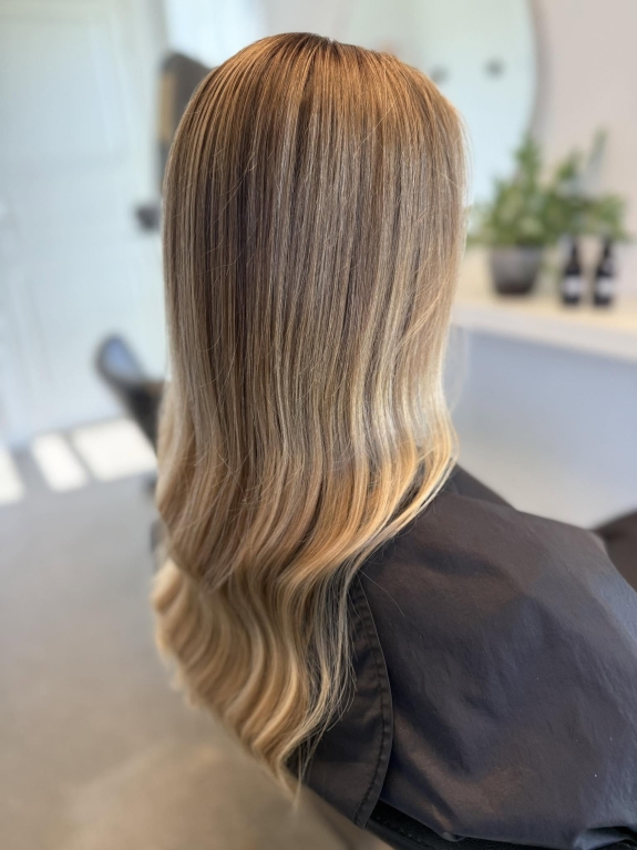 Naturlige reflekser i håret lavet ved salon i Gudbjerg ved Ringe